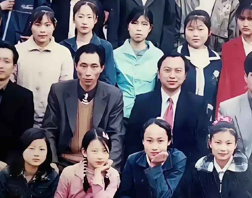 方媛的毕业照（安徽省芜湖市南陵县弋江镇蒲桥中学），令多少人感慨万千。这张2002