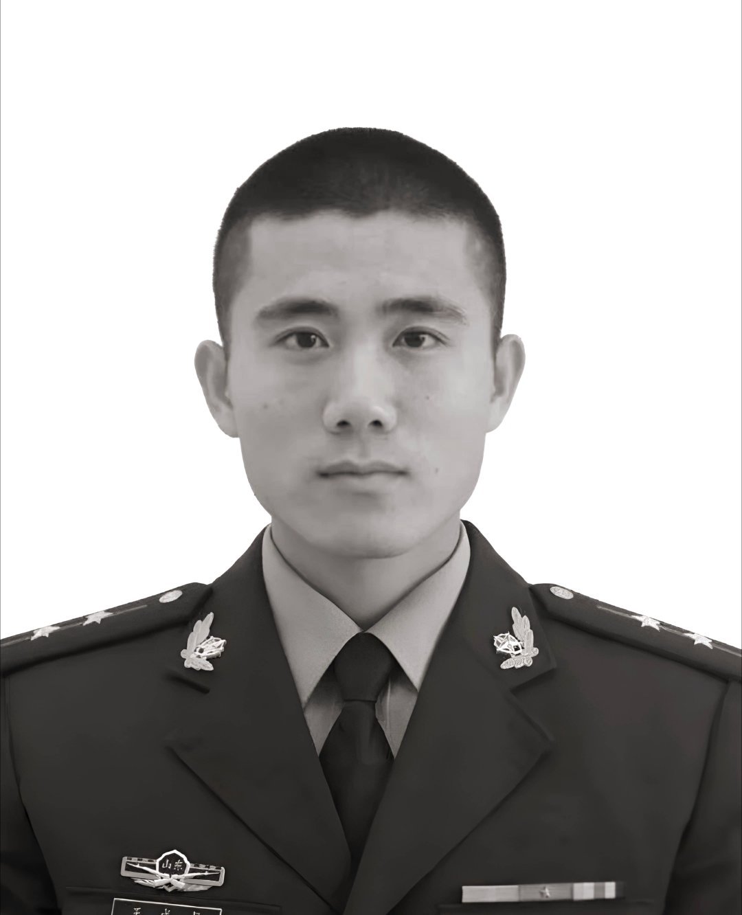 大家别忘了点个赞，今天一起缅怀英雄——武警特战排长王成龙。执行任务途中，一辆卡车