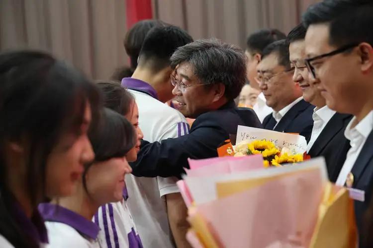 🌛高三生必看！不用高考内卷，大厂直接给你高薪，这条出路太香了！国内的