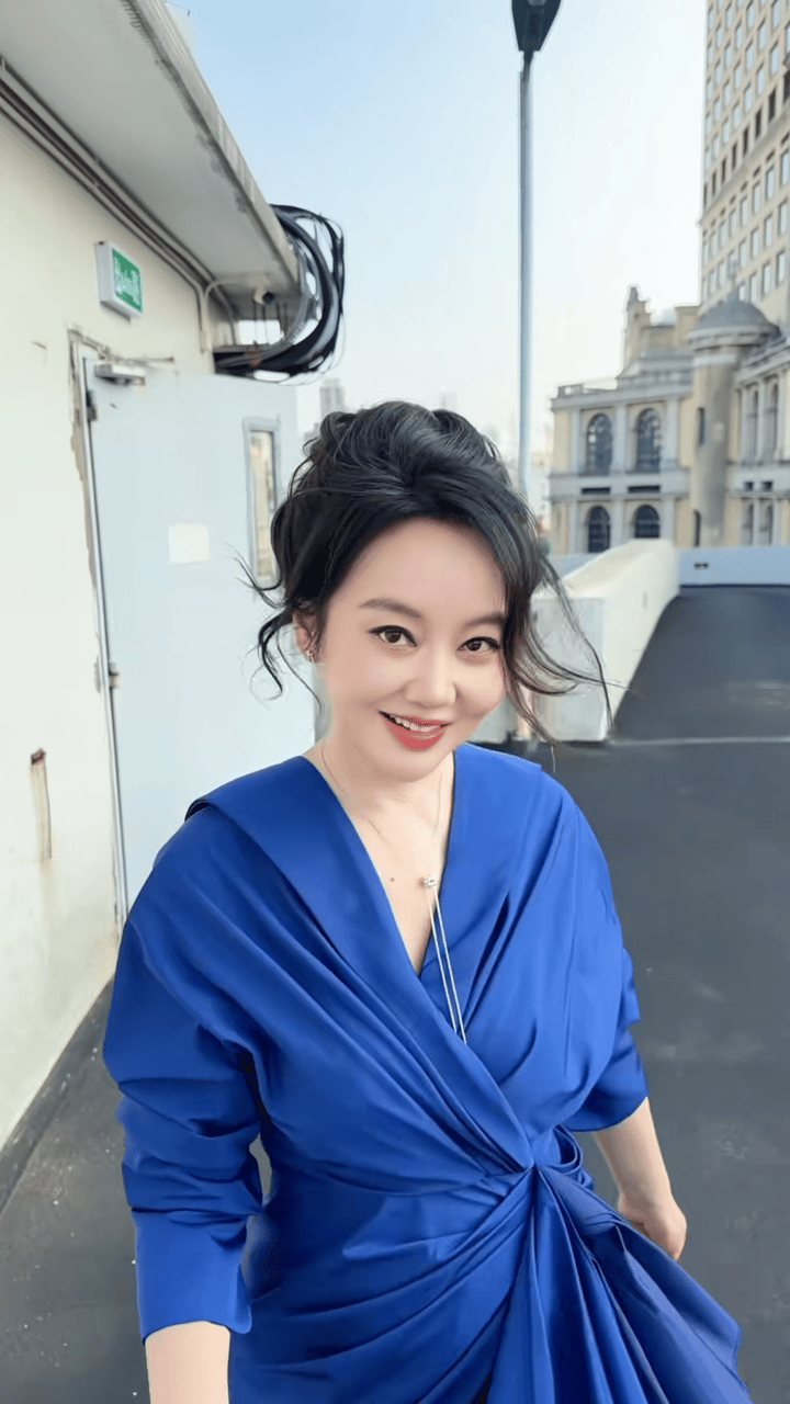 闫妮医美之后我反而越来越吃她的颜了女人味都要溢出屏幕每次活动妆造都让我眼