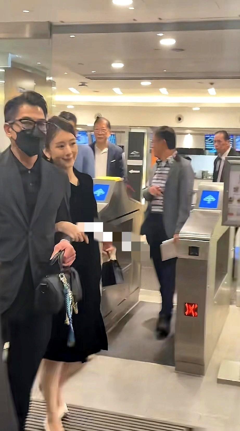 他蹲下来，不是扶老婆，是换鞋。三厘米的软底，替了五厘米的高跟。那双被收进环保