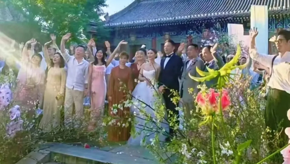 马筱梅的妈妈还真的是挺会照顾张兰的面子的，知道张兰离异，就不在亲家面前秀恩爱。很