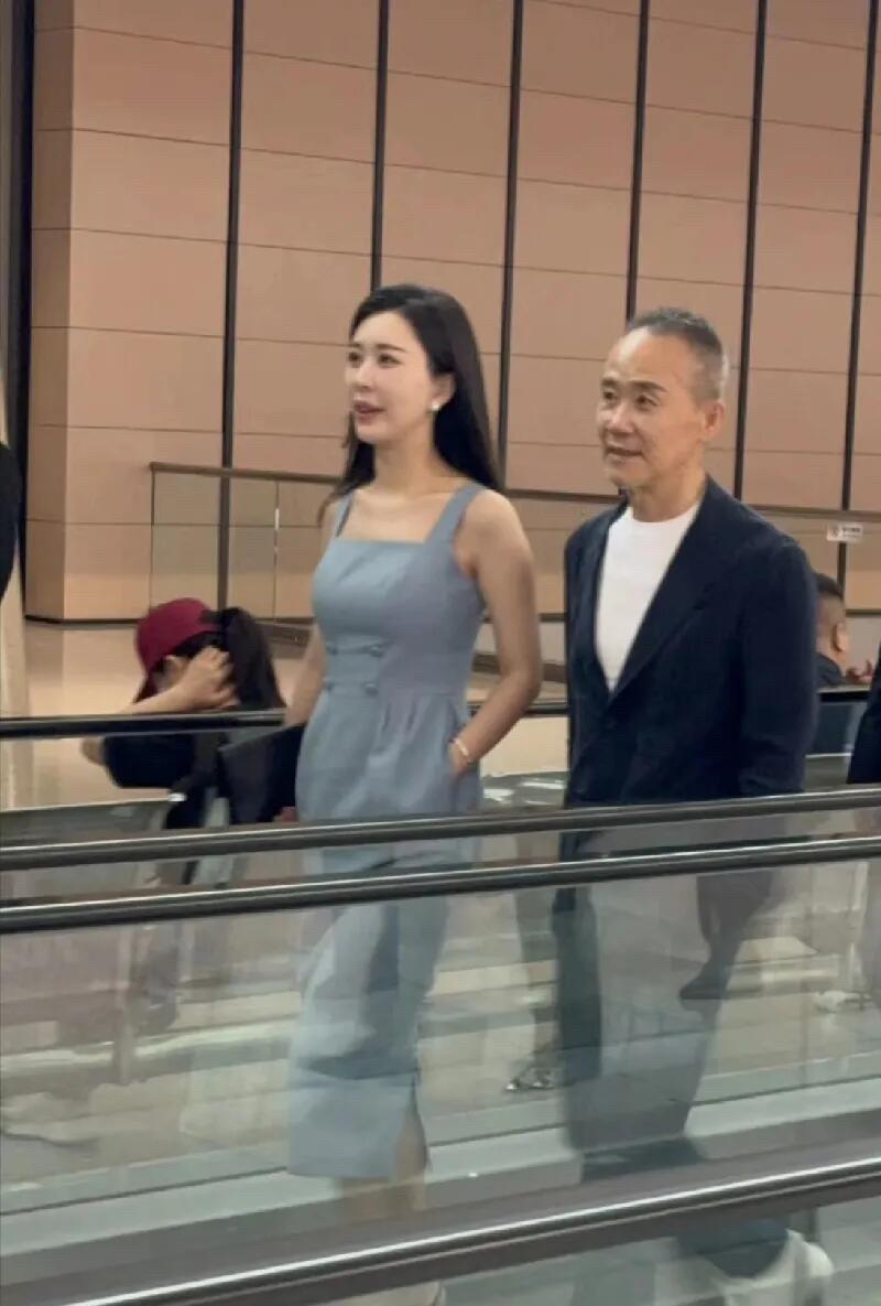74岁的王石和妻子田朴珺穿上休闲装，悠闲地逛街，这一幕同我们平常的夫妻一样，很接