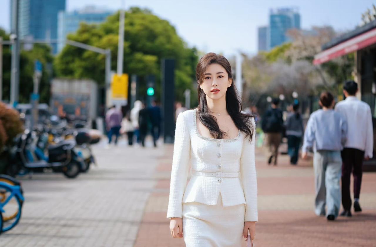 朱珠在《蜜语纪》里的穿搭都很好看！图中的这些穿搭，你们最喜欢哪一身穿搭呢？我