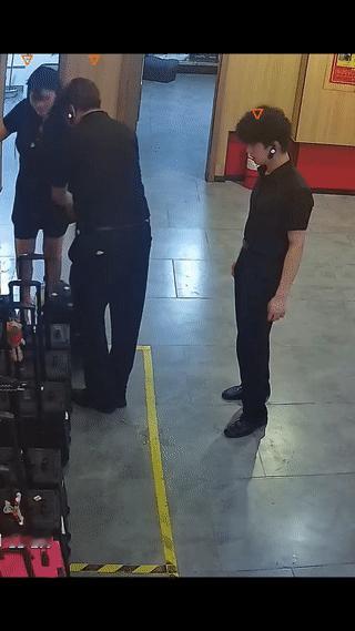 千万不要随便去招惹女同事！否则就会像这名男子一样，被女同事的高跟鞋一击打中要害