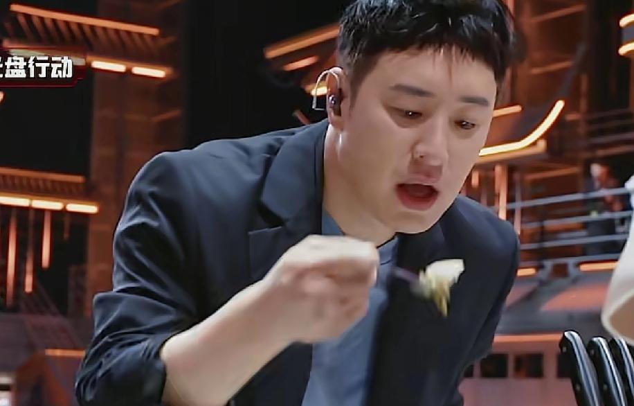 潘玮柏在美食节目当裁判，他吃到很咸的菜和不好吃的菜时，他都全部吃光了，吃完后才吐