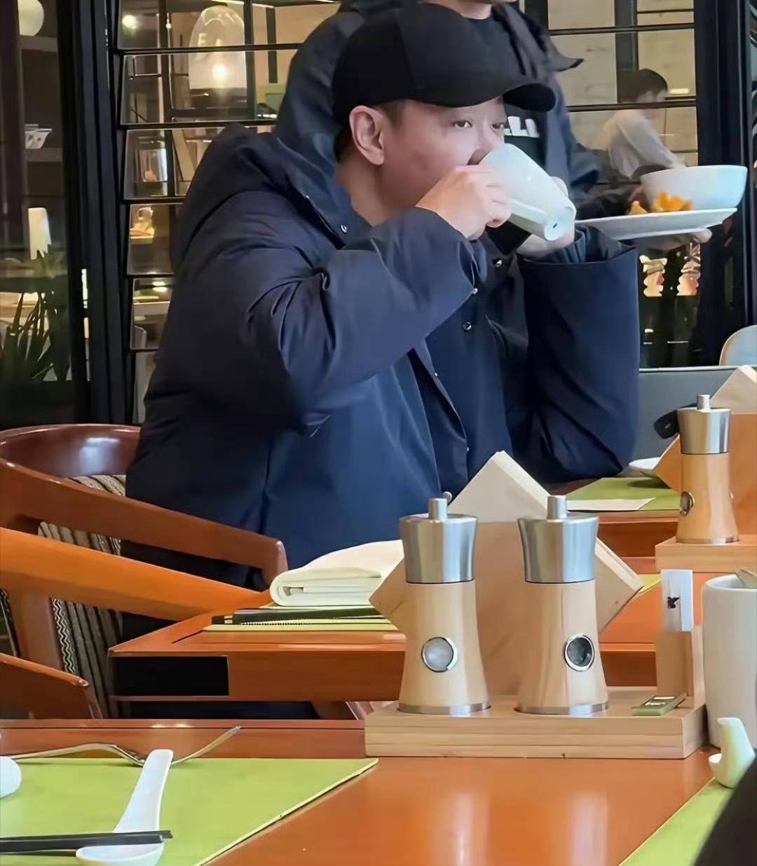 辛柏青独坐小酌，这才是中年男人的顶级松弛感🍵近日，辛柏青被拍到独自在餐厅