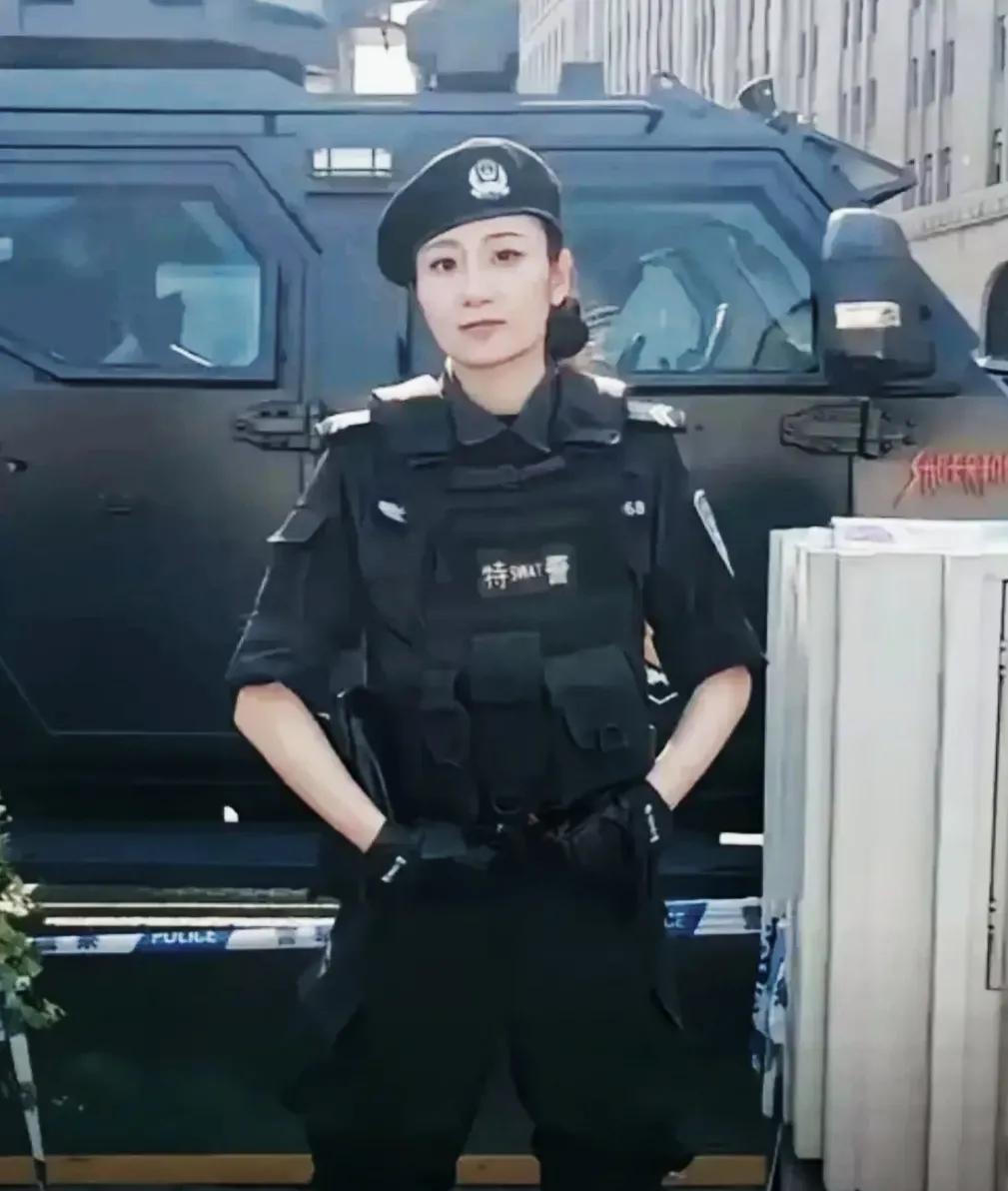 平时刷短视频看到外滩特警执勤的画面，谁会想到这位英姿飒爽的警花背后藏着这么精彩的