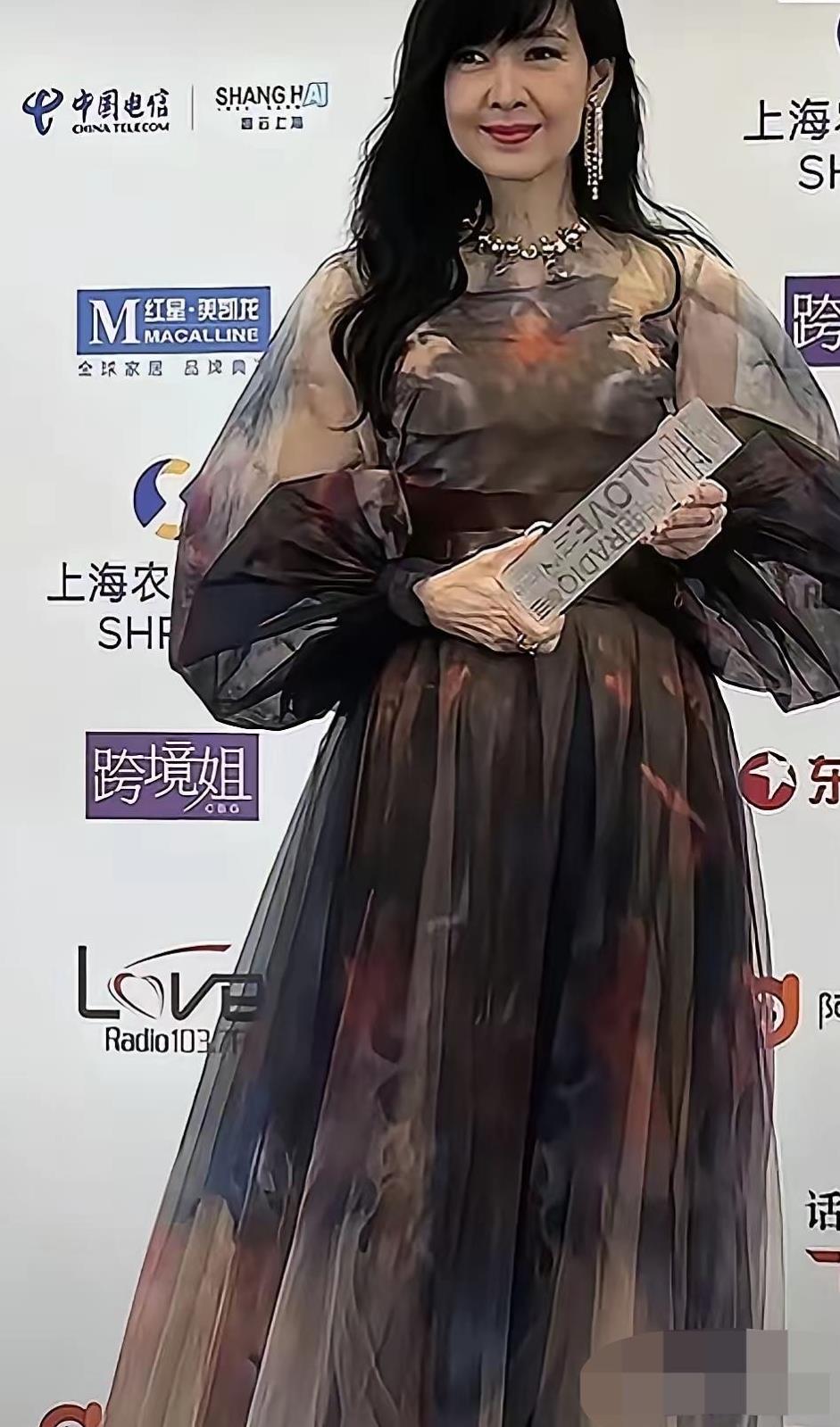 本来人很美，衣品堪忧，让衣服显得腚大腰圆，水桶腰大肚腩，这衣服真是一言难尽！