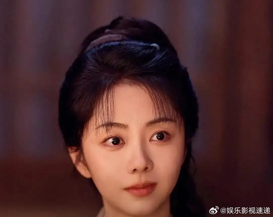 谭松韵和刘学义，两个36岁的人，被骂吃青春饭啃不动了。剧开播第二天，拉新冲到45