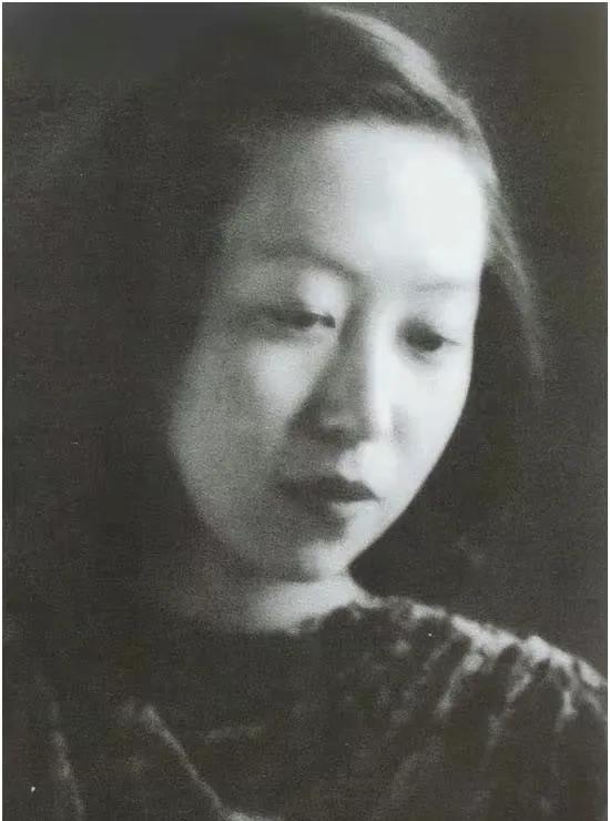 1947年，张爱玲两个月没来例假，难道怀孕了？她告诉了男友桑弧，桑弧惊喜不已，带