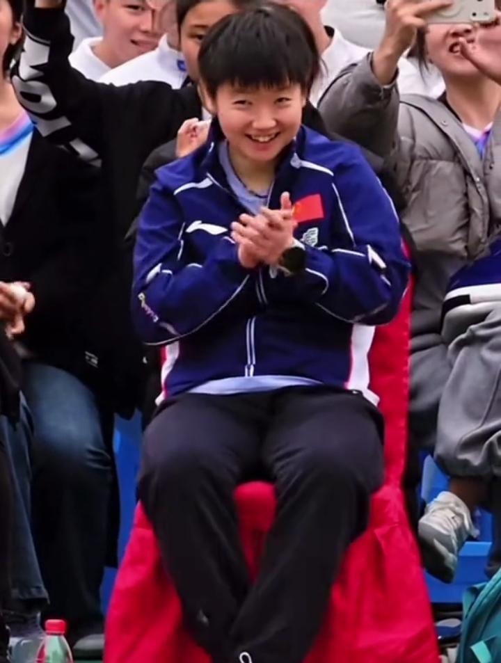 孙颖莎这笑容甜度超标，莎莎走进重庆校园，现场被围得水泄不通，连楼道都挤满了人，同