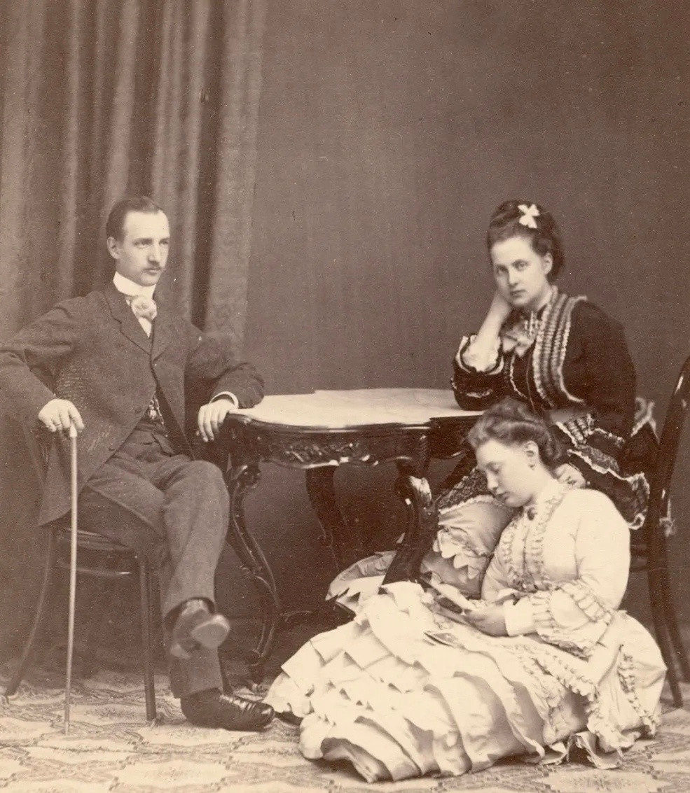 【来自投稿】1870年，希腊国王乔治一世和妻子奥尔加·康斯坦丁洛芙娜王后。地上坐