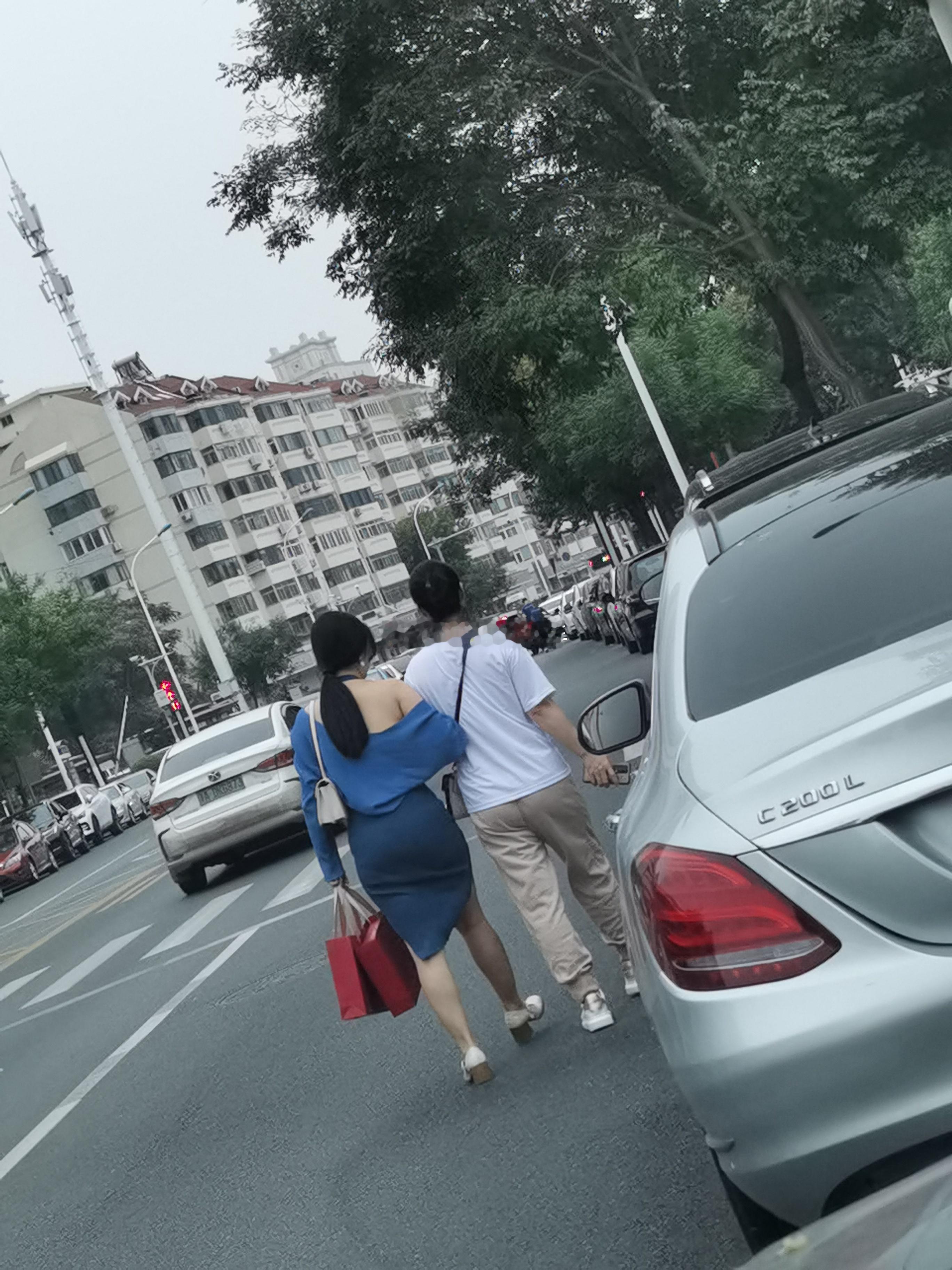 露半截膀子的这位，开啥车比较般配？？？海阔试车超话​​​