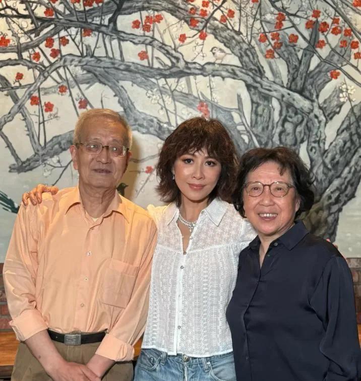 刘嘉玲重返苏州，同学会瞬间秒杀众人，60岁依然魅力四射！作为苏州人，刘嘉玲在这
