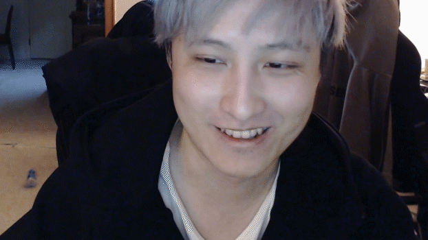 哥哥在昨晚赢下Heroic后笑的跟个傻子一样，但边上几个队友都是正常表情，不知道