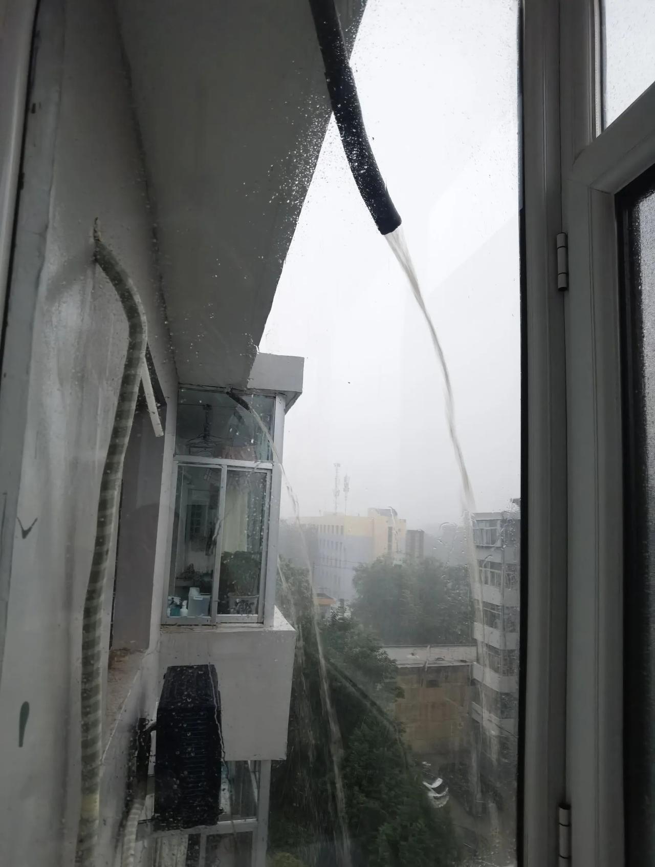 兰州遭遇暴雨袭击，到处白雾茫茫一片，地面上瞬间积水成河。这场暴雨来的非常迅猛，短
