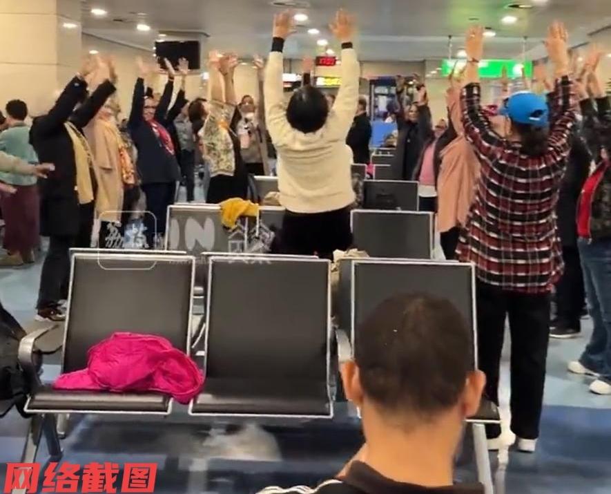 有国内旅行团在国外机场内候机。由于航班的延误，让此刻候机的大妈们都是觉得要做