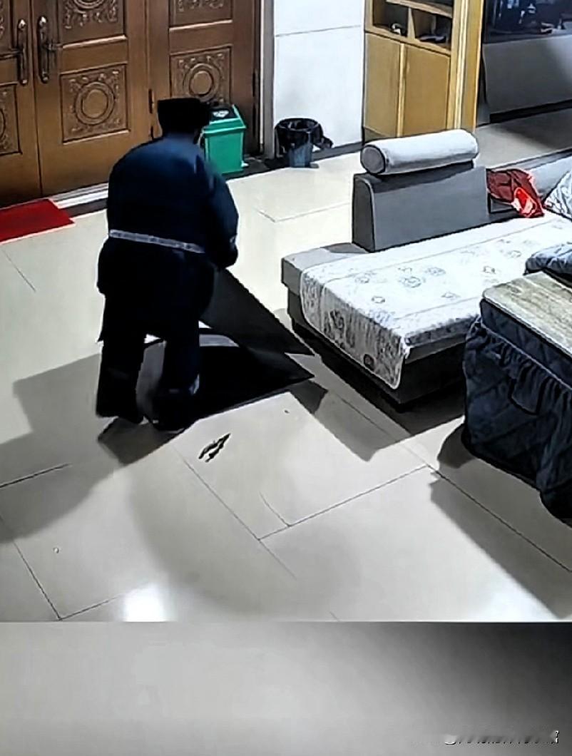 早晨起来吓了一跳，发现客厅里的地板砖都不见了，就赶紧看监控，原来是92岁的母亲，