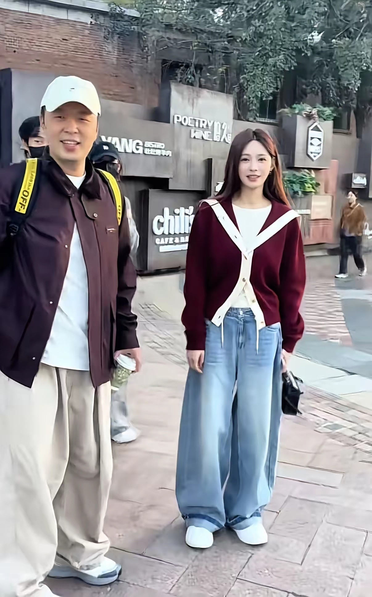网友在北京偶遇杜海涛和沈梦辰！沈梦辰真的是一眼看过去的大美女，脸好小好精致，看起