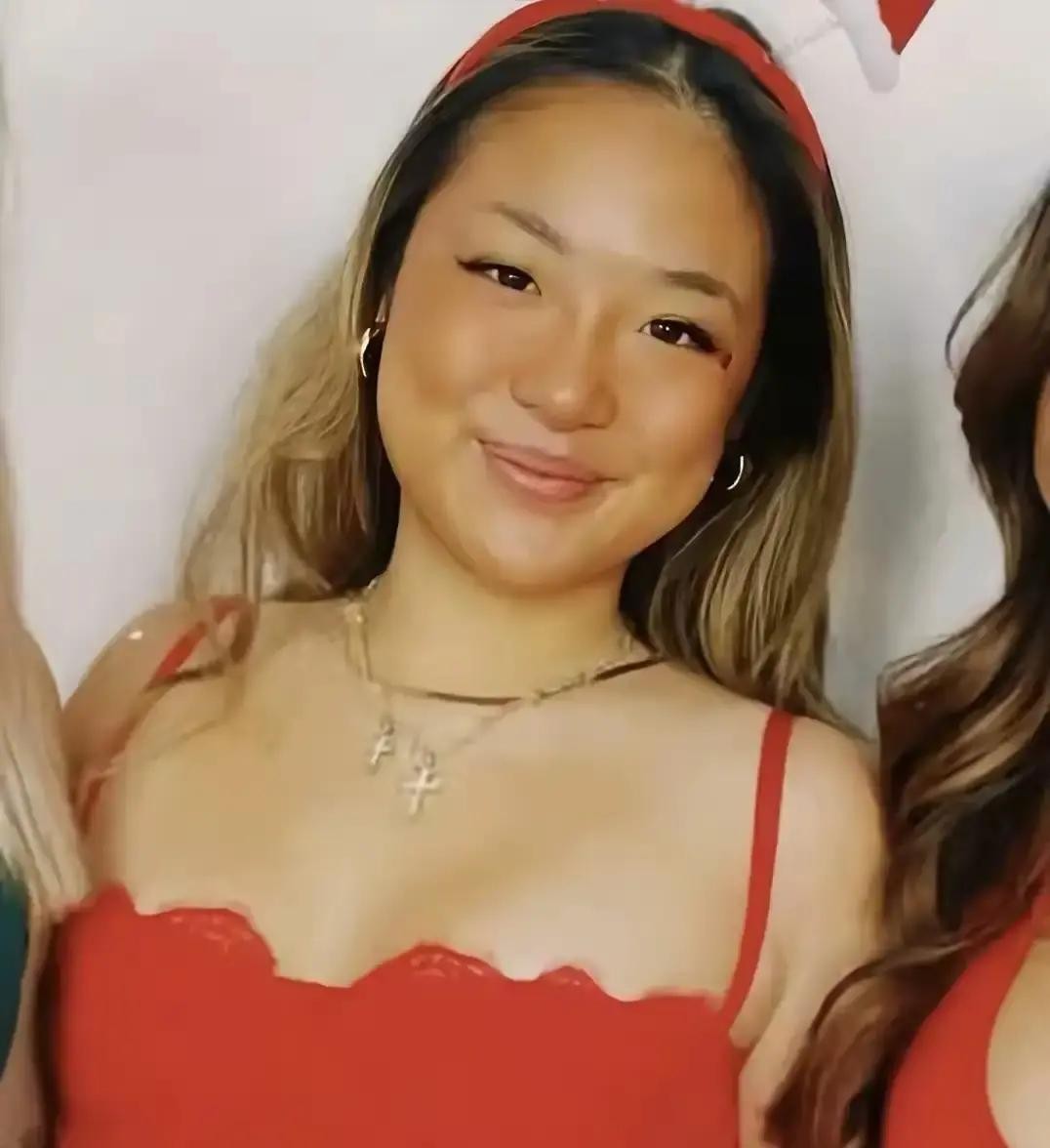 张学友估计这会儿也是有些无奈，夫妻俩严防死守捂了二十多年的大闺女张瑶华，一组海外生活照还是在全网炸开