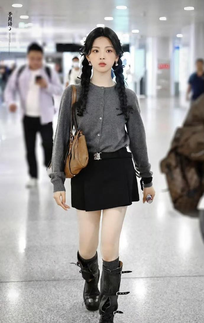 杨超越好适合miumiu的穿搭，以前我不理解miumiu的模特宣传图，我一直以为