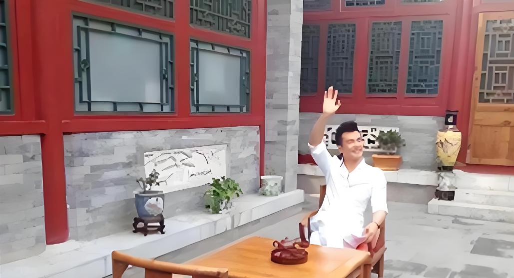 2004年，于波用260万买下雍和宫旁边的两座四合院，几年后，朋友对他说：“我出