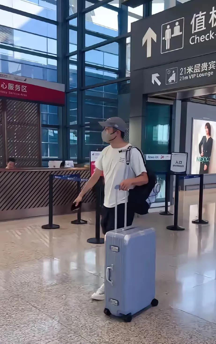 许昕也动身去乌鲁木齐了！刚才刚刷着王楚钦出发的消息，转头就刷到他了，巧得很。许