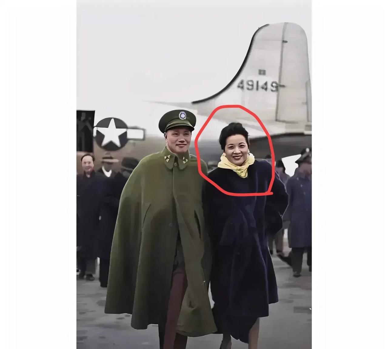 一张老照片，拍摄于1947年的延安机场，大家看看穿着貂皮大衣笑容满面的这位女子是