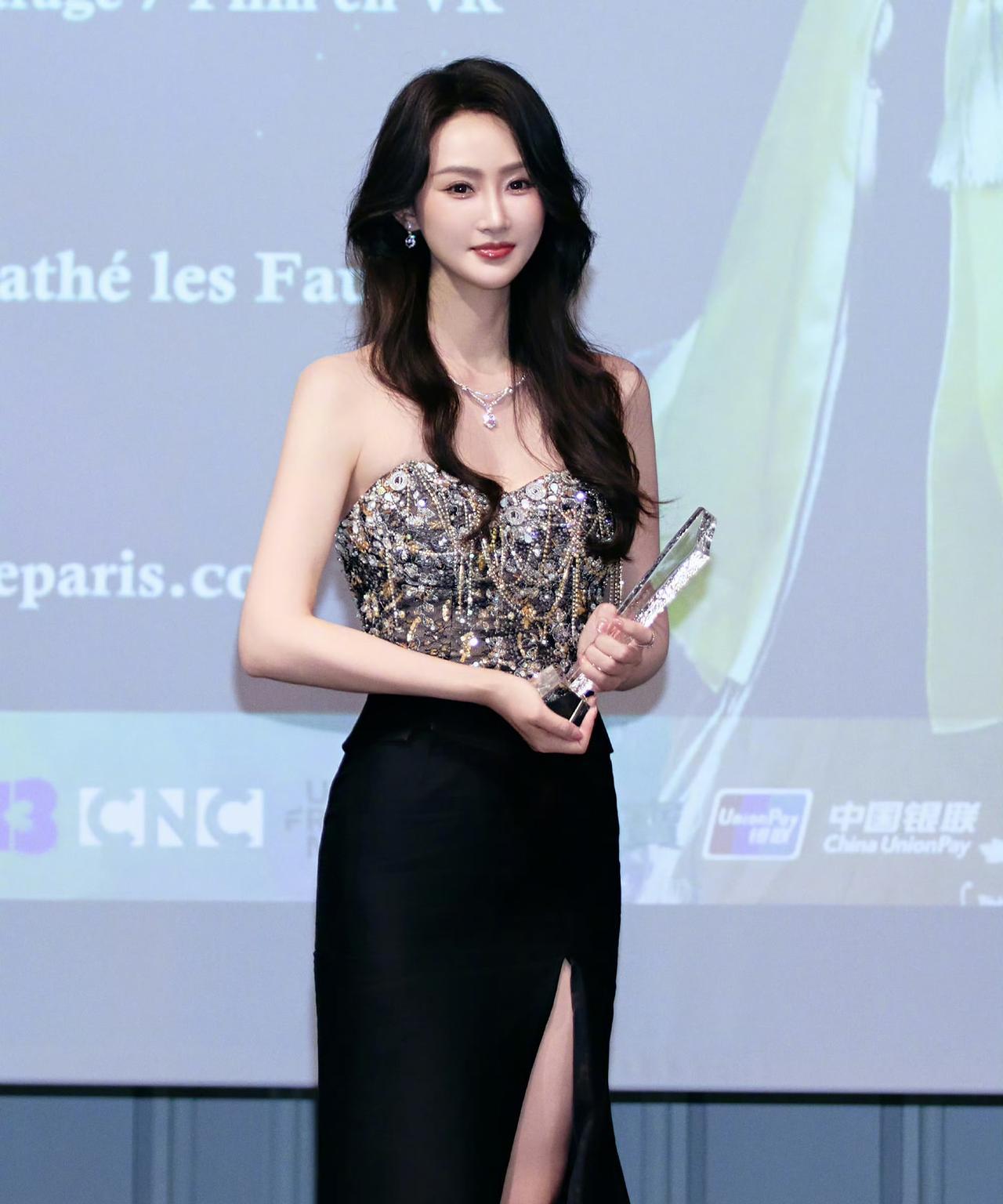 《灼灼韶华》她和热依扎同岁却很美，曾经被张艺谋导演看中参加奥运会，后被成龙看中签