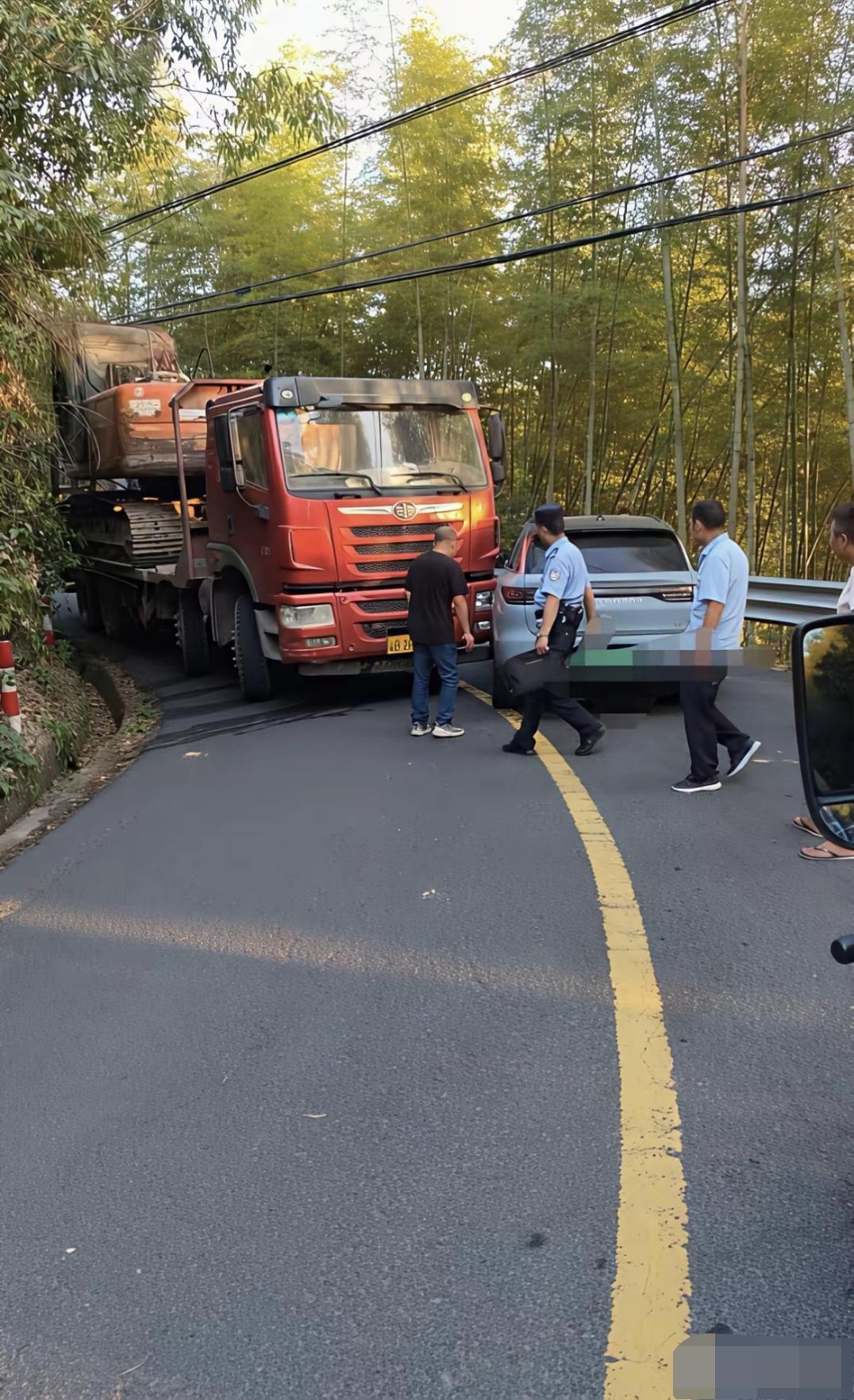 这该怎么判，谁的责任？虽然说不能压黄线，可是车子这么大，不压过不去，小车你非得往