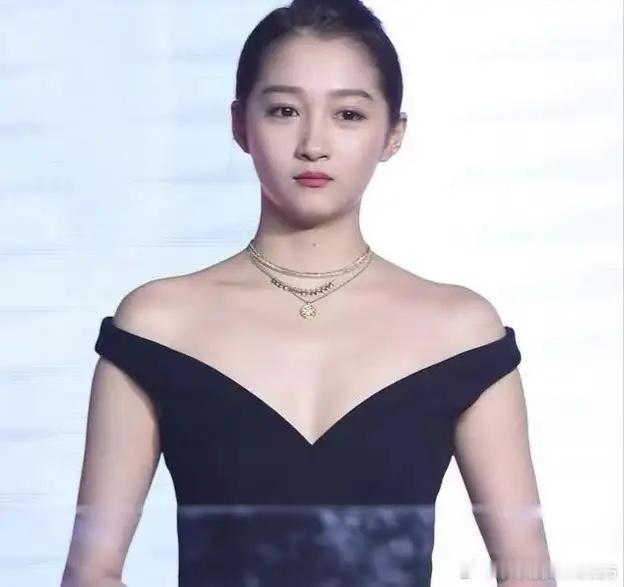 关晓彤哪里都好长得漂亮腿也长但有一点她咋也改不了，和别人比特吃亏，那就是她是个大