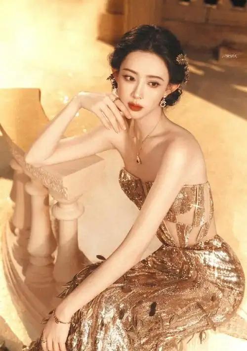 我怀疑孟子义根本不是什么笨蛋美人。上周六，她对着镜头掰手指算7+8。弹幕刷满“