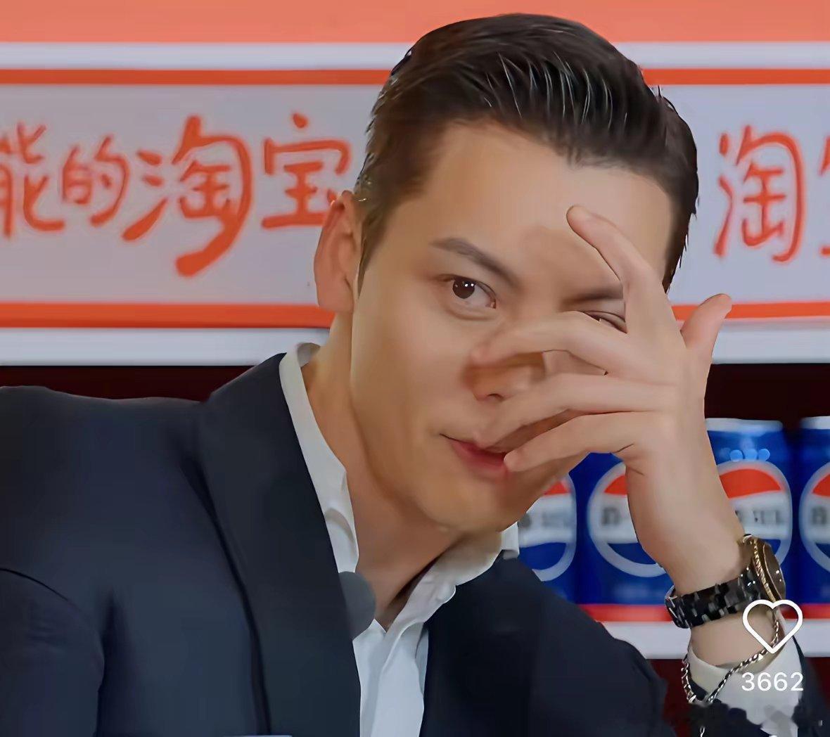 笑到打鸣了，家人们王安宇下意识的动作陈伟霆一本正经说出那句话，引得金晨哈哈大笑！