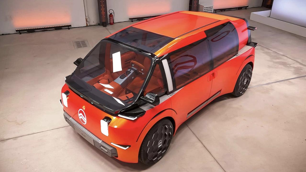 雪铁龙也造宝宝巴士了雪铁龙发布了六座MPV概念车Elo，采用胶囊设计风格，内部