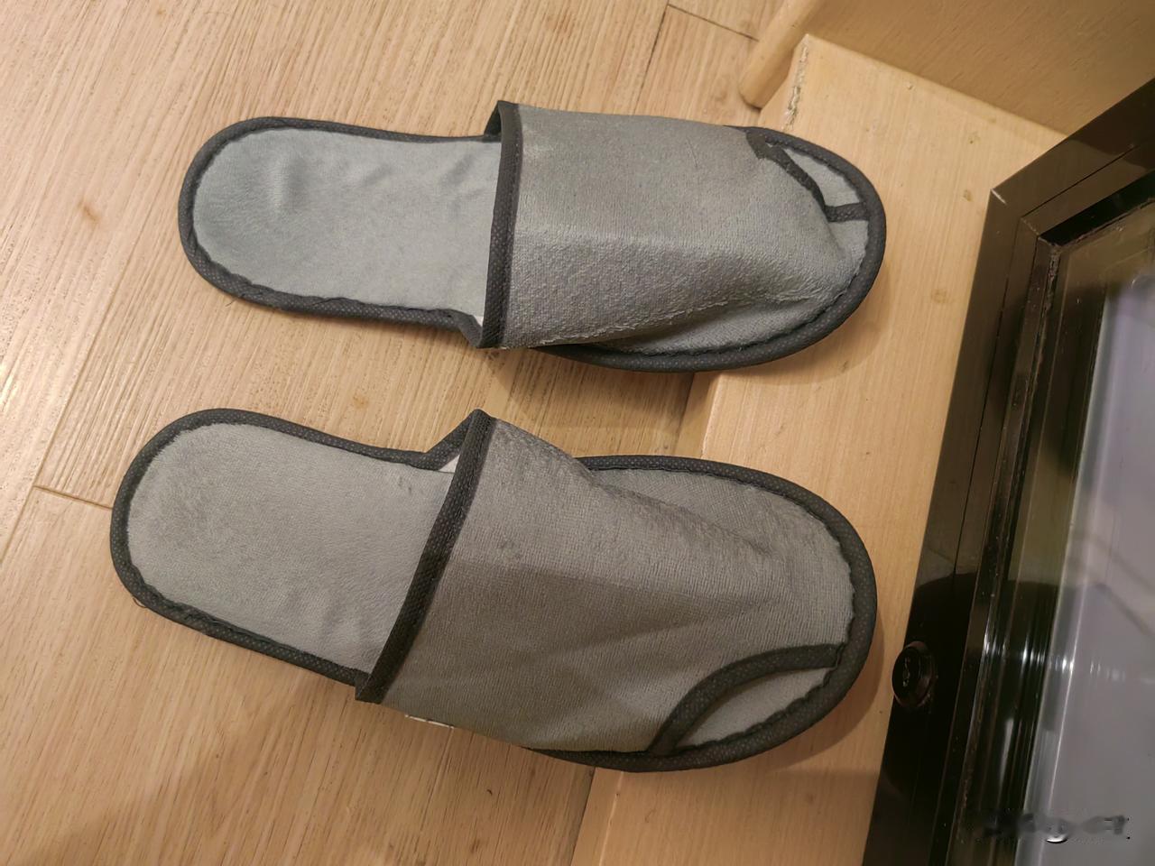 到底是谁发明的这个一次性拖鞋啊！现在的酒店都在用，感觉比那种平常穿的拖鞋好多了，