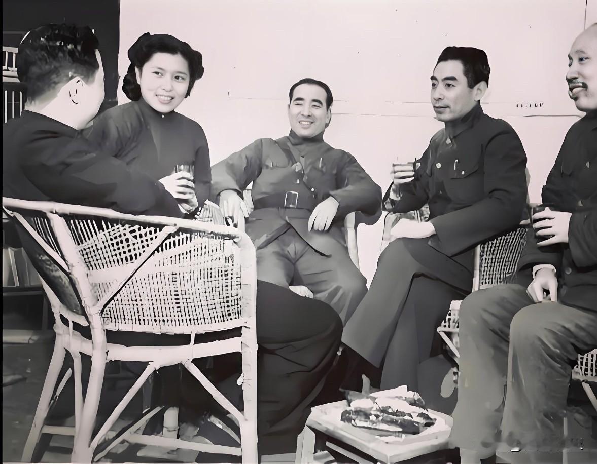 坐在最中间的是谁？这张老照片拍摄于1943年的重庆，乔冠华和妻子龚澎还有周总