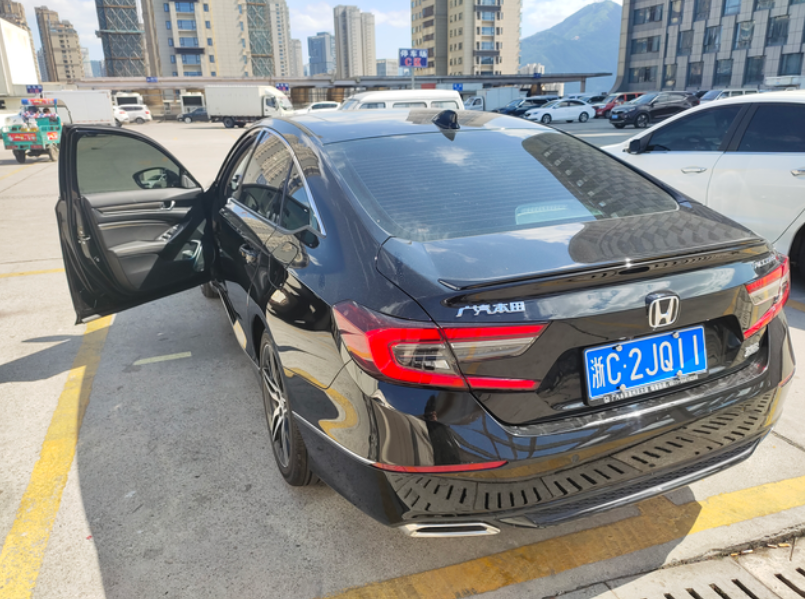 跑了300公里的雅阁这就是真的倒霉，提半个月的车被自己把尾灯撞烂，后尾灯保险