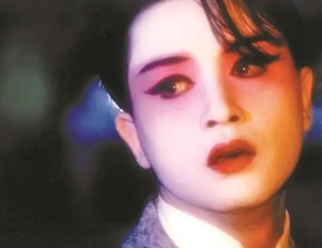 1993年，正在拍《我爱我家》的英达给张国荣打了个电话：“我这儿有个情节，需要你