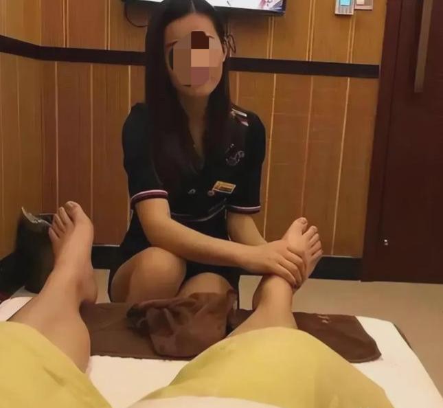 上海，一小伙子在一家足浴店消费期间，选了个798块、带擦边项目的服务。哪知道，中