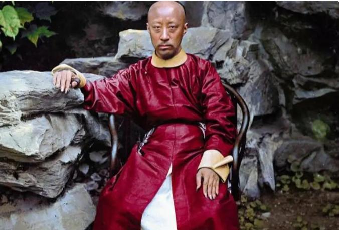 恭亲王奕訢自从失去皇位后，对他的老师卓秉恬一直很有意见。道光皇帝优柔寡断，在储