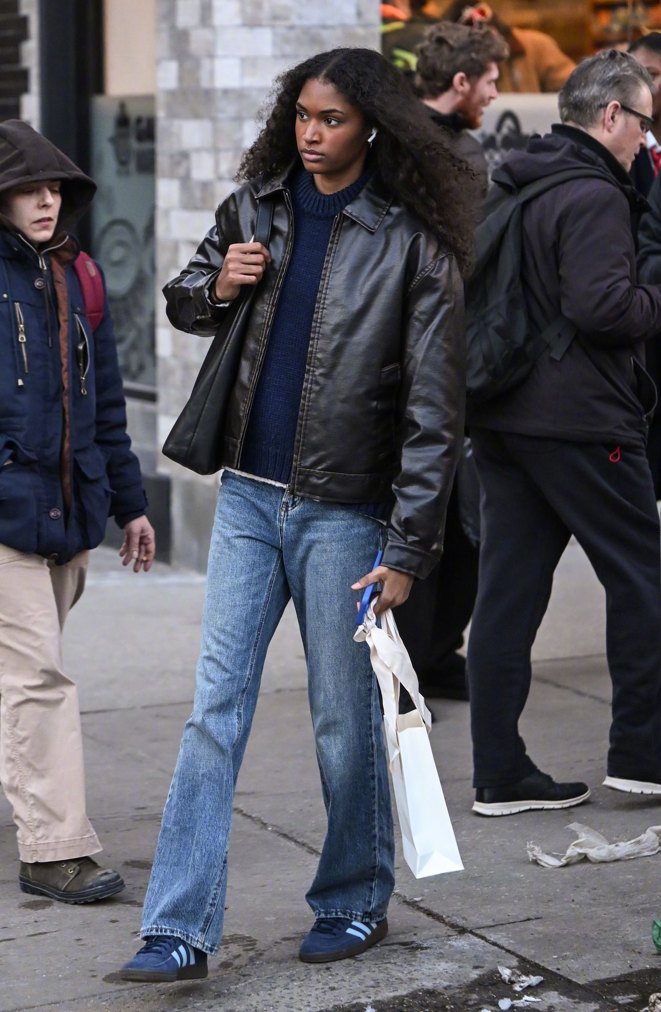 纽约时装周时装周🗽美版Vogue镜头下的纽约街头模特们把松弛穿成风景不刻意却