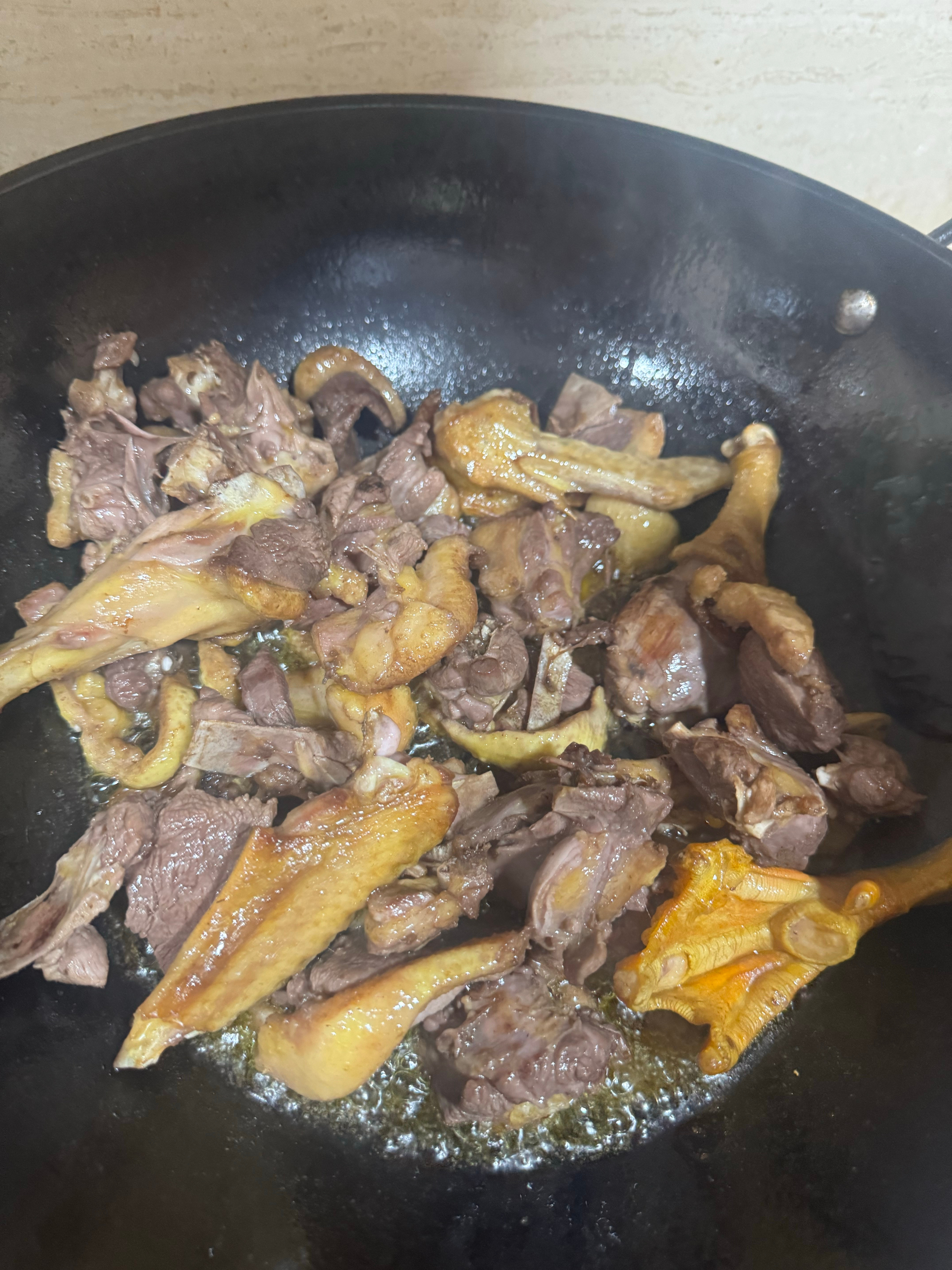生活手记昨晚炒了半只鸭子🦆，第一次炒这个菜，味道还不错，不太正宗的湖南血鸭​