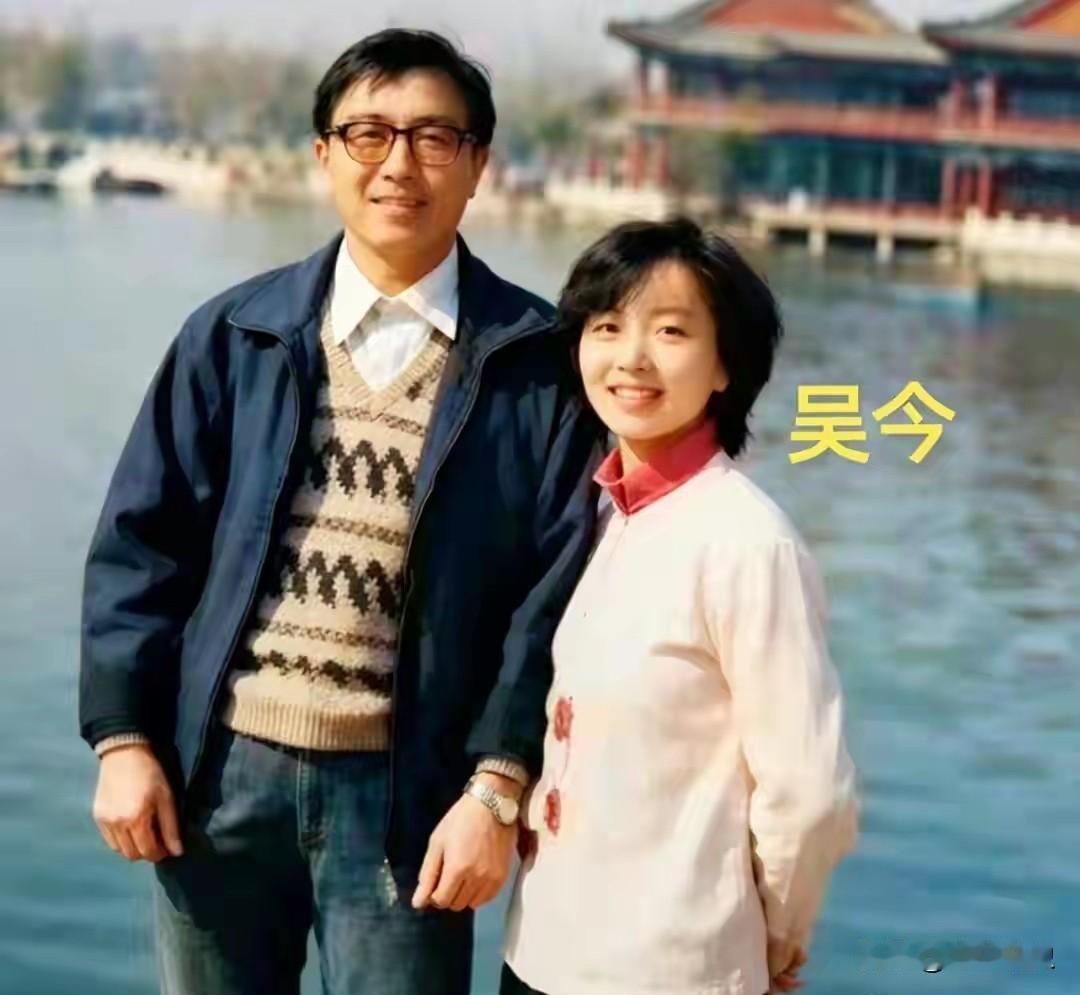 80年代，朱令姐姐吴今和父亲吴承之的温馨合影，吴今是顶尖学霸，照片里眉眼清澈、气