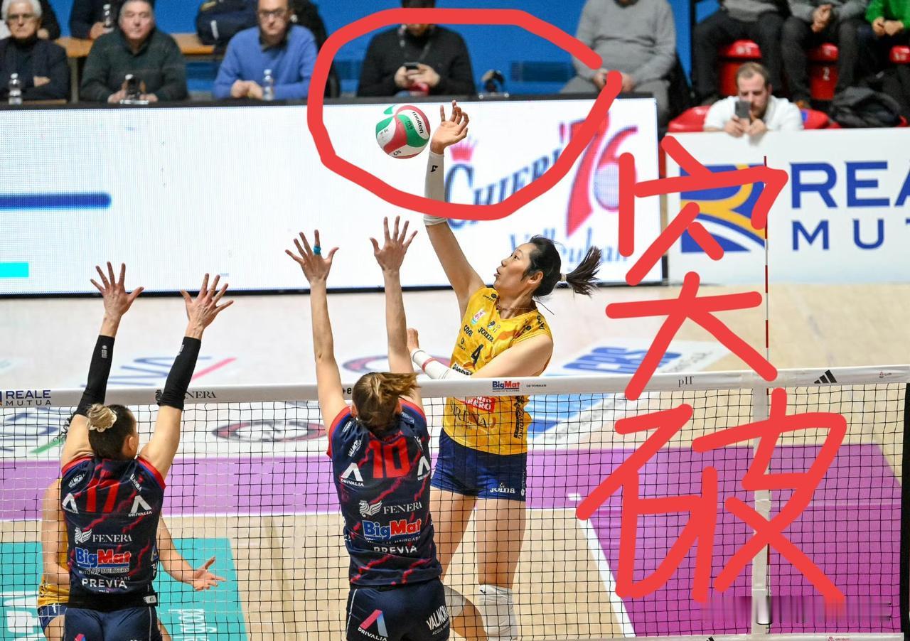 朱婷把基耶里教练彻底打服了瞧，朱婷的高拉开像一把利剑频频穿破对手的拦网。原本扎