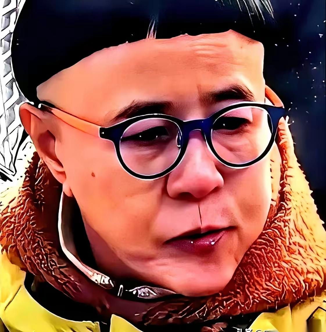 脸已老去，却还顶着这样一个满是“童趣”的“锅盖头”，视觉上极为割裂、违和，怎么看