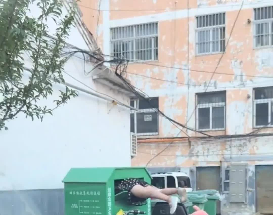 今天早上买菜回来，刚进入小区拐角，猛一看，吓死我了，还因为诈尸了，垃圾桶怎么塞着