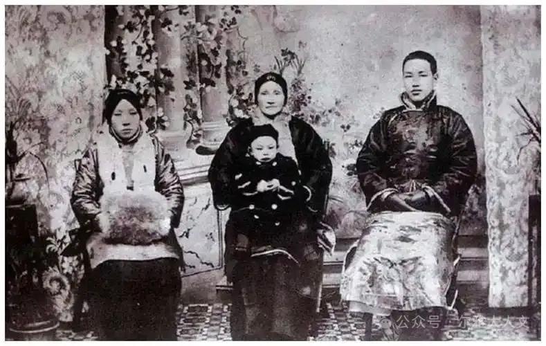 蒋介石的5个兄弟姐妹，大半早早离世，只有他和大姐寿终正寝。蒋介石父亲蒋肇聪先后