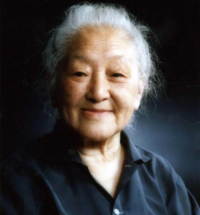 1978年，“两弹元勋”钱三强的夫人何泽慧去市场买菜，小贩看何泽慧穿着补丁衣服，