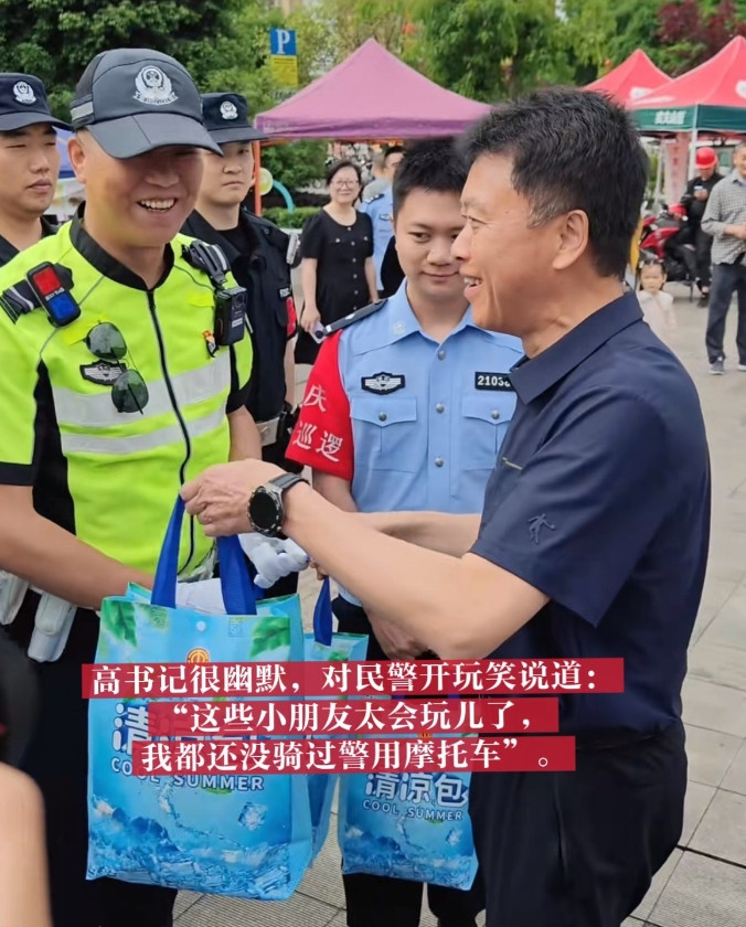 游客刚散场，高书记就玩起川剧变脸！荣昌区政府大院里停着好几辆餐车，上面贴着本地群